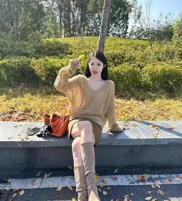 穿衣颜色搭配秘诀:一浅一深法则,轻松穿出高级感