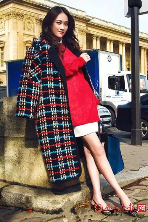 红色连衣裙外套搭配全攻略 穿出你的专属风采