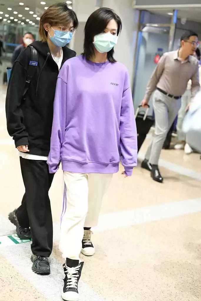 紫色卫衣配裤子全攻略 这样穿时髦又显气质