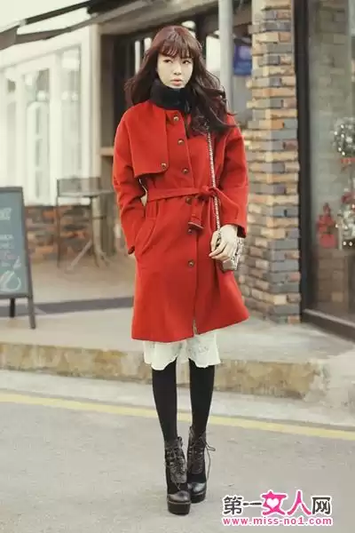 红色蕾丝连衣裙外套搭配全攻略 轻松穿出高级感