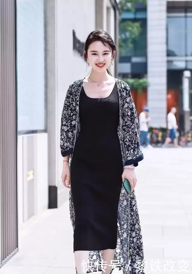 红色蕾丝连衣裙外套搭配全攻略 轻松穿出高级感