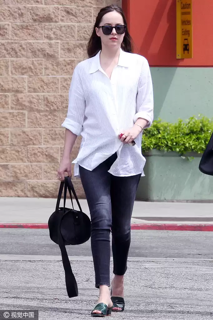 绿色衬衫搭配攻略 这样穿裤子时髦又吸睛 绿色衬衫搭配攻略 这样穿裤子时髦又吸睛