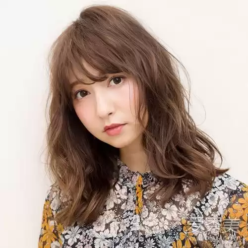 纤瘦身形发型指南：选对发型告别单薄感