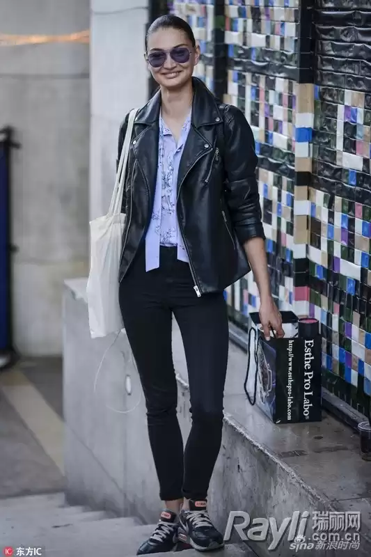 蓝色衬衫搭配攻略 不同场合裤装选择全解析