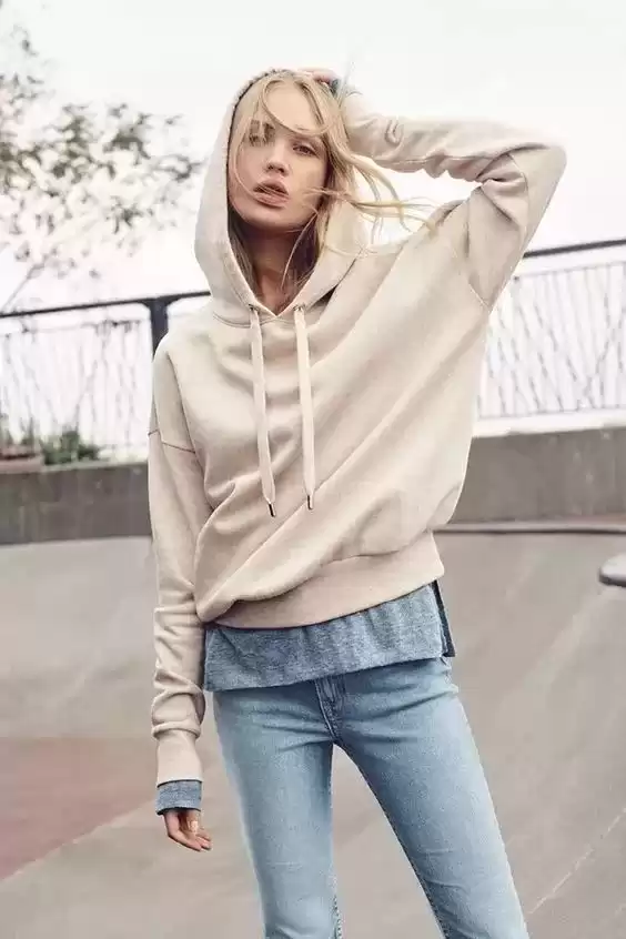 蓝色卫衣配裤子穿搭全攻略 蓝色卫衣配裤子穿搭全攻略