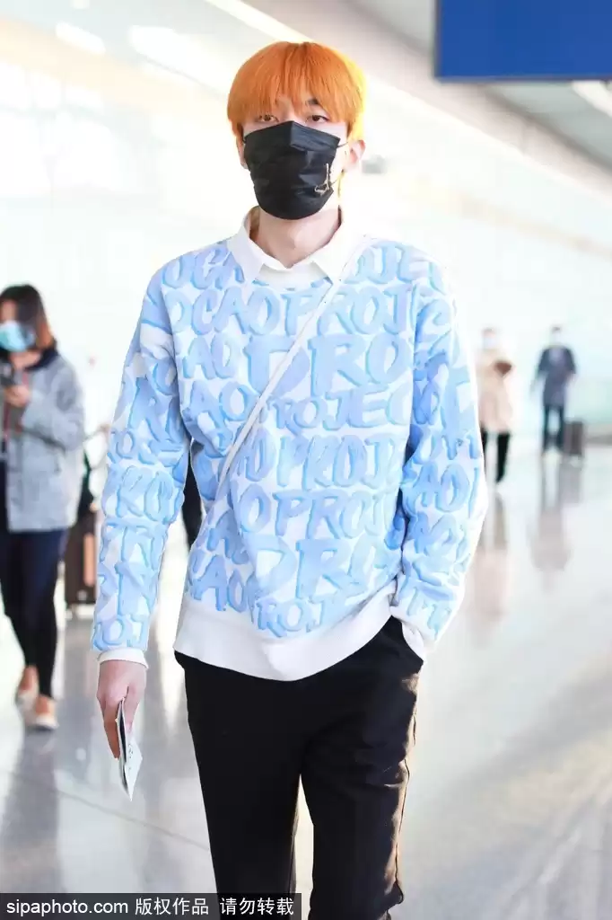 蓝色卫衣配裤子穿搭全攻略 蓝色卫衣配裤子穿搭全攻略