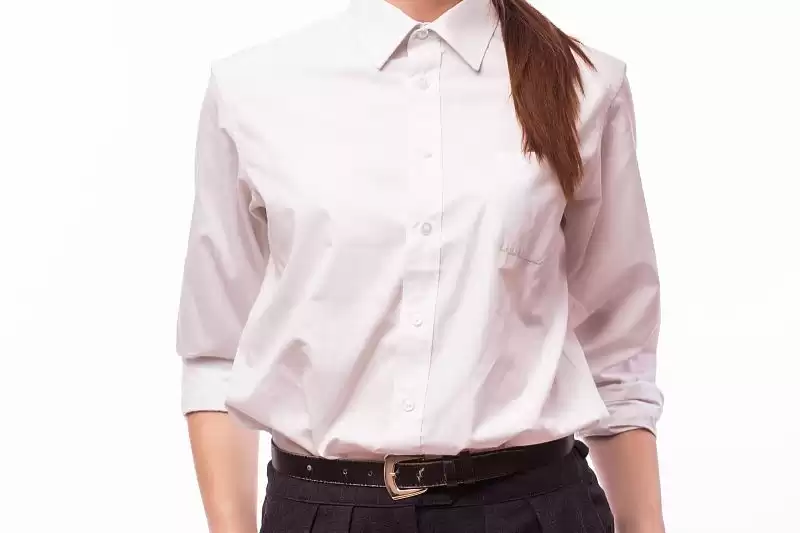 衬衫内搭的时髦智慧 巧妙叠穿告别臃肿尴尬