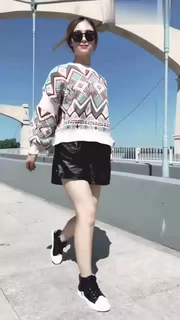 解锁皮短裤搭配新姿势 这样穿上衣帅炸了