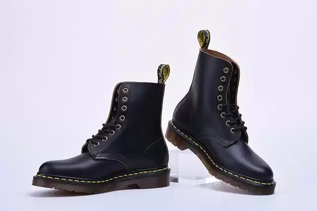 马丁靴的前世今生：从工装到潮流符号的硬核逆袭