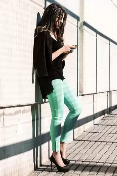 黑上衣配裤子全攻略 穿出你的风格范儿