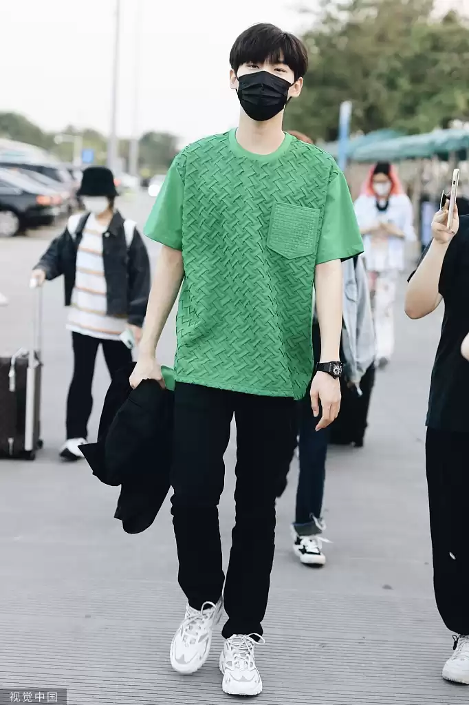 黑色T恤外套穿搭宝典 这样搭配让你帅出新高度