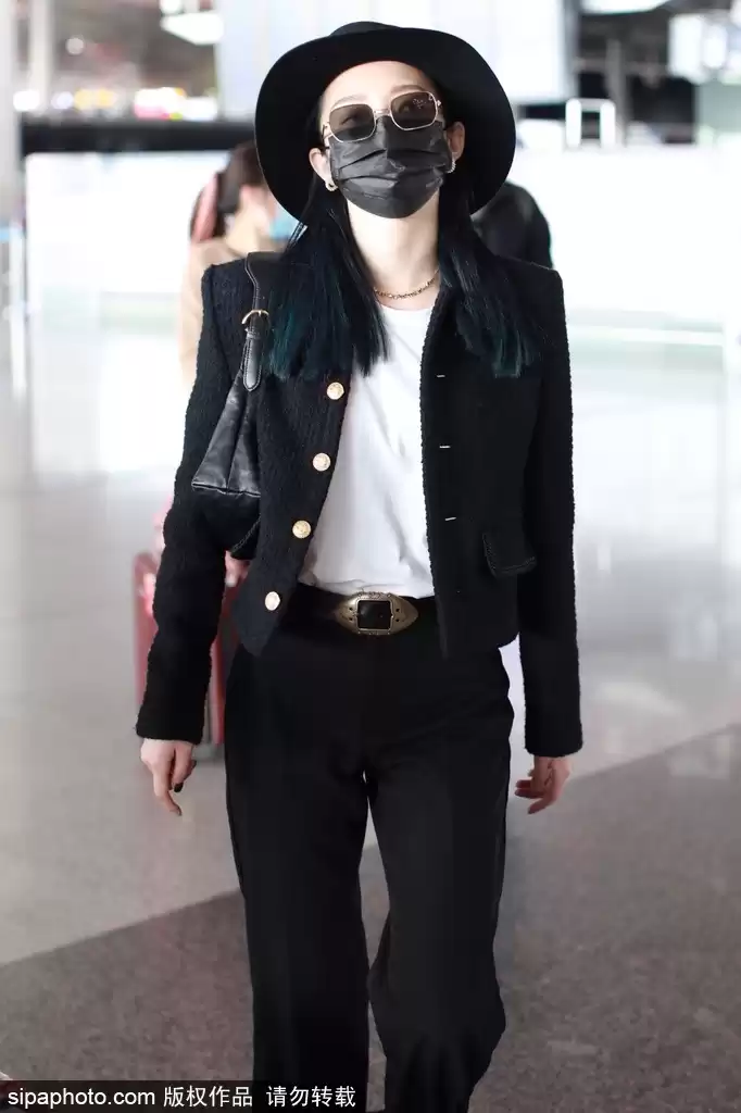 黑色T恤外套穿搭宝典 这样搭配让你帅出新高度