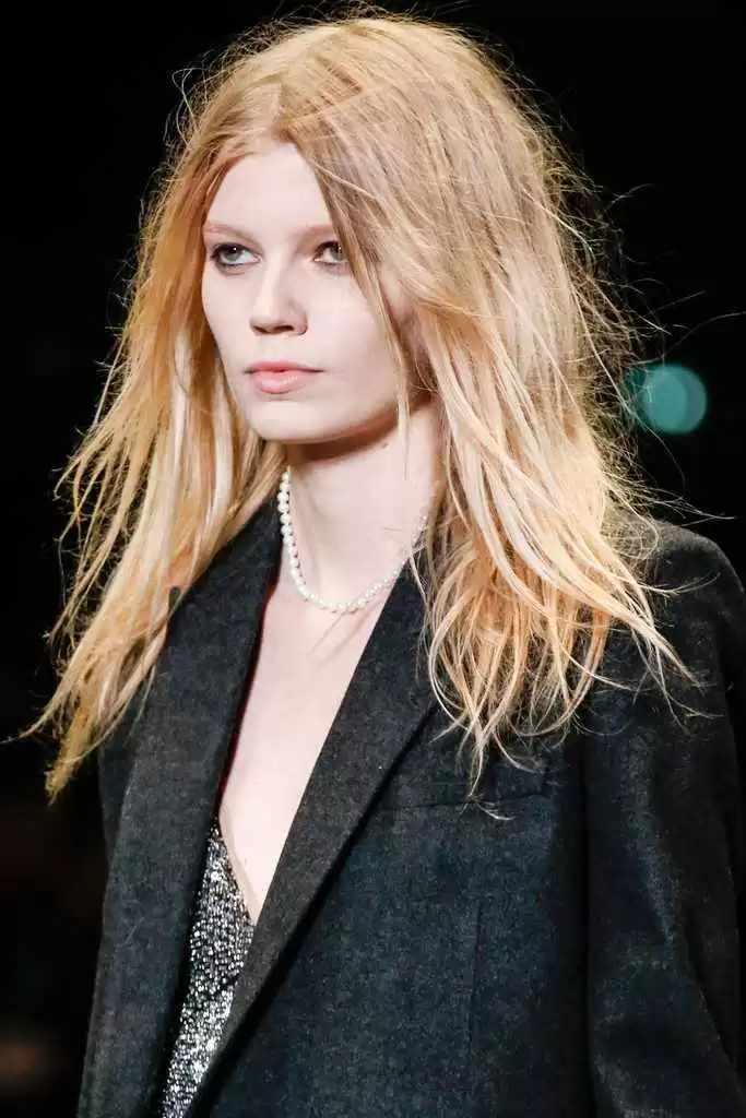 Saint Laurent这牌子到底有啥魅力?从明星同款到职场精英标配