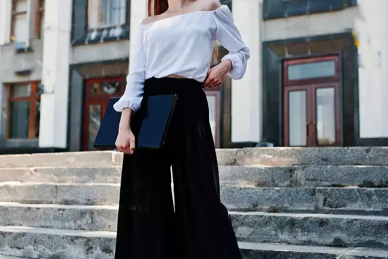 黑色裙子搭配帽子全攻略 让你美得不像话