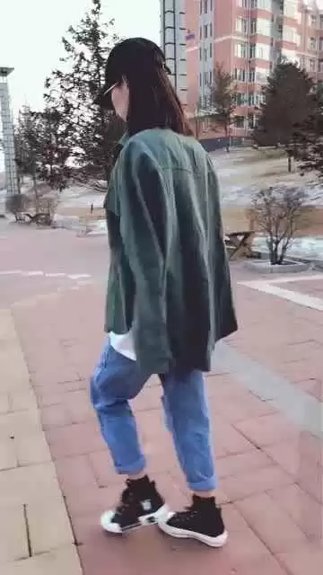 墨绿T恤配裤子全攻略 穿对颜色其实很简单