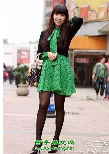 夏日氧气感穿搭指南 绿色上衣与裙装的绝妙配色方案