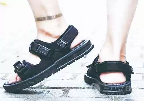 夏日足下风光:从踩云凉鞋到复古船鞋的穿搭全指南