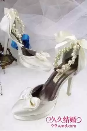 婚纱脚下秘密 选对婚鞋才能美得轻松又从容 婚纱脚下秘密 选对婚鞋才能美得轻松又从容
