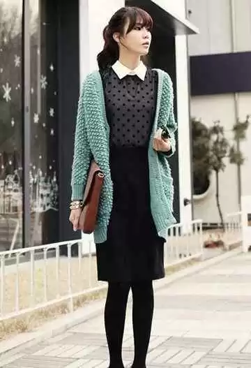 毛衣裙单穿美则美矣，添件外套才叫画龙点睛
