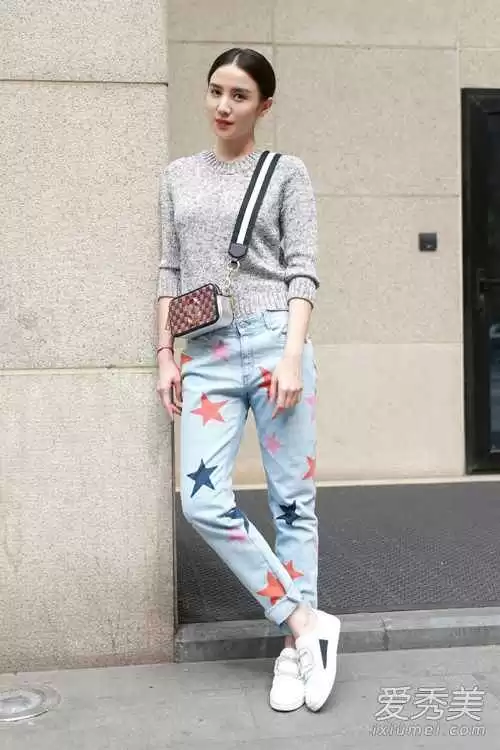 灰色上衣配裤子全攻略 穿出高级感就靠这些配色妙招