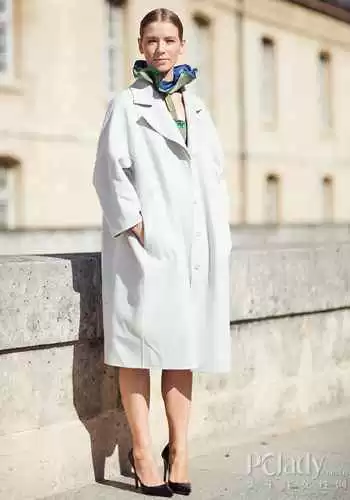 白色外套裤子搭配指南穿出你的范儿