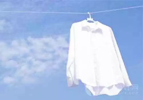 白衣服总发黄穿不出门？别急着扔，先搞懂原因再下手