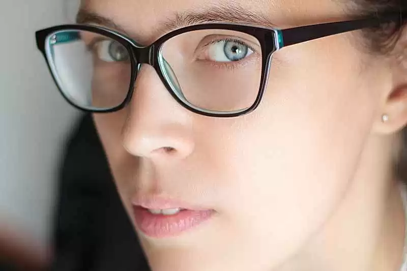 眼镜店里逛三小时，我搞懂了什么眼镜好看还不踩坑