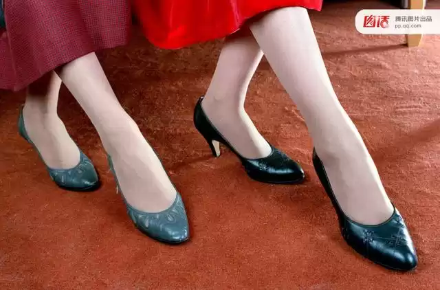 红裙子配鞋全攻略 穿对鞋让你从年头美到年尾