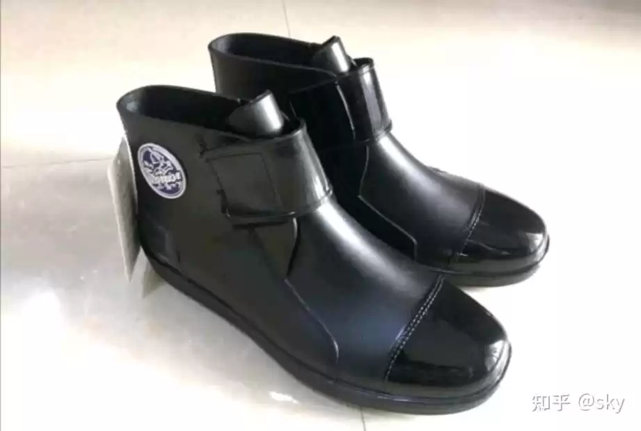 雨天时髦经：一双好雨鞋让你告别湿鞋尴尬