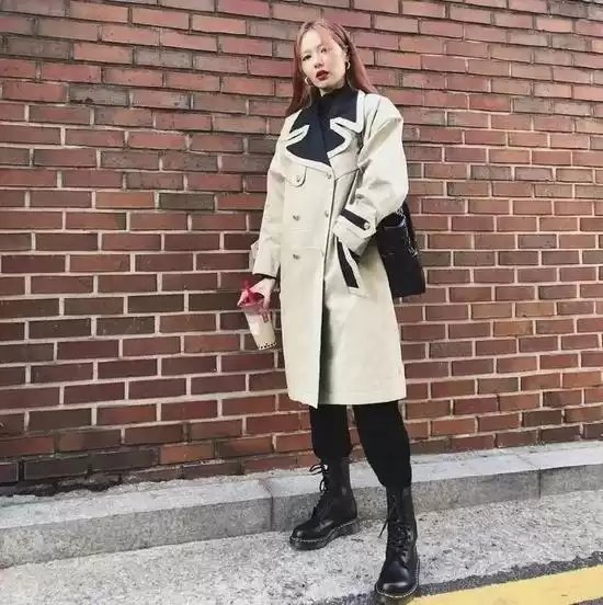 风衣配啥裤子能穿出松弛高级感 这份指南让你从衣柜翻到街头