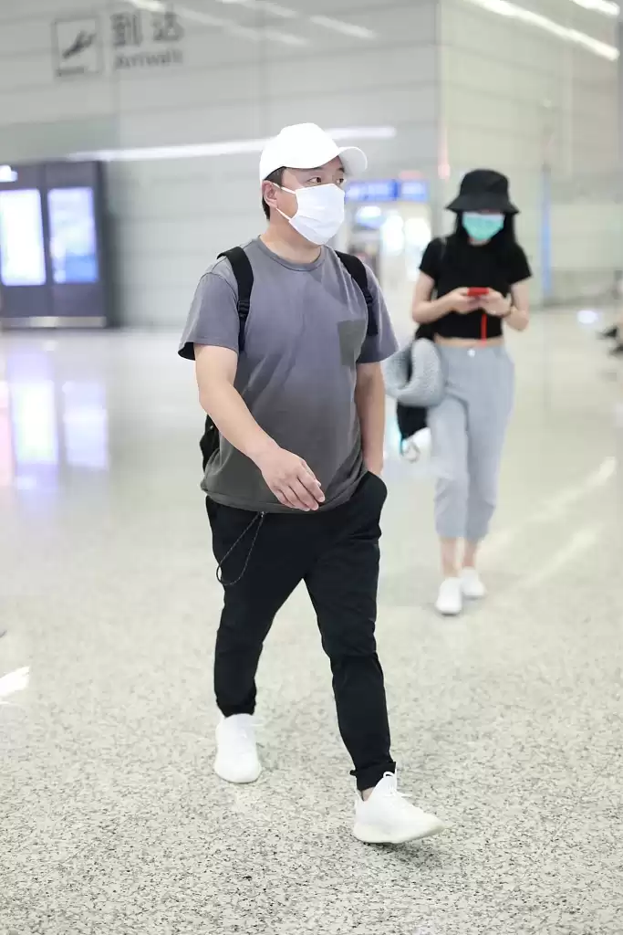 黑T配裤子全攻略 从基础到高手教你穿出花样